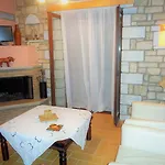 Menina Farm Kalamata Countryside בית כפרי Perivolákia