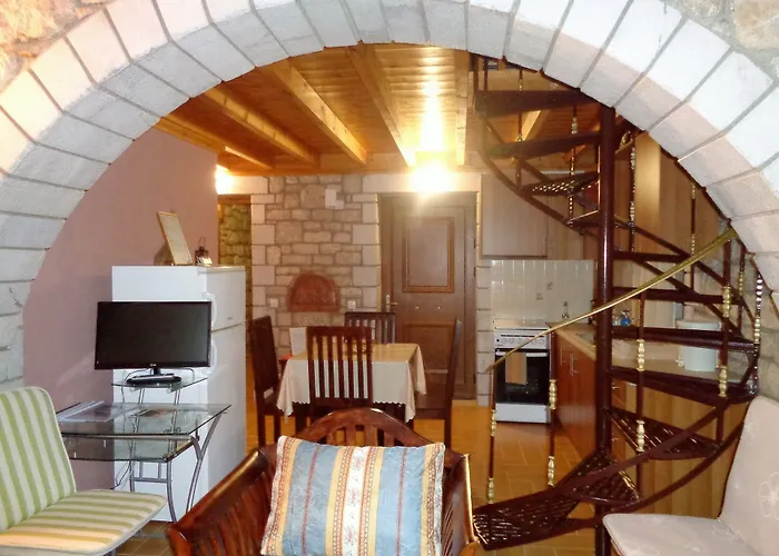 Menina Farm Kalamata Countryside בית כפרי Perivolákia