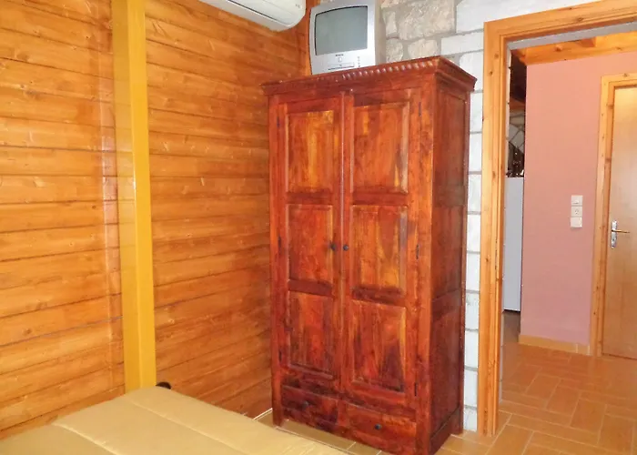 Menina Farm Kalamata Countryside בית כפרי Perivolákia