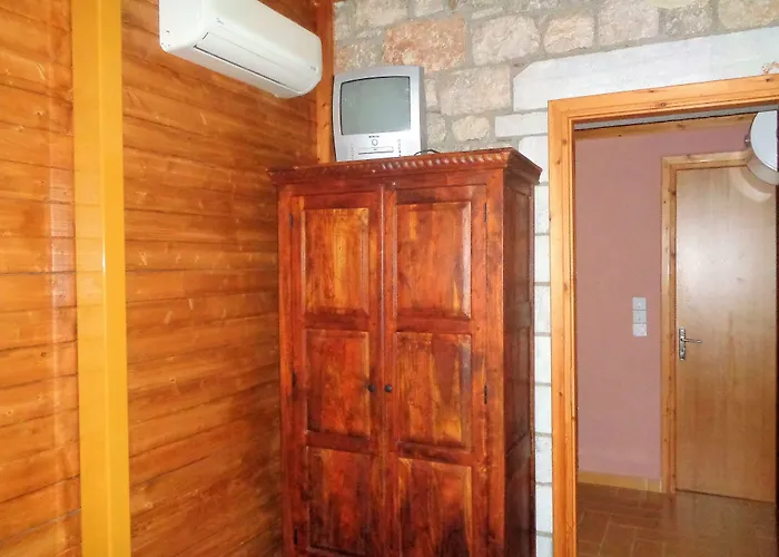 Menina Farm Kalamata Countryside בית כפרי Perivolákia